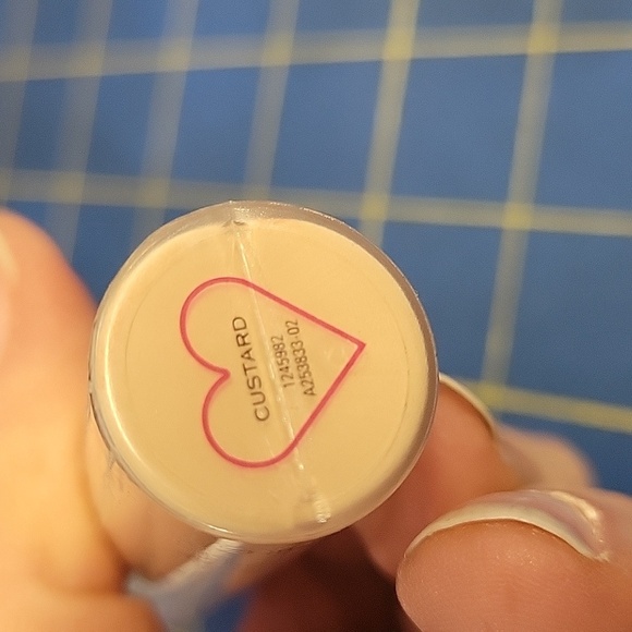 I ❤️ Revolution Heart Breaker Concealer 12ml Custard New - Picture 5 of 6